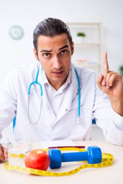 Genç erkek doktor spor ve diyet konsepti