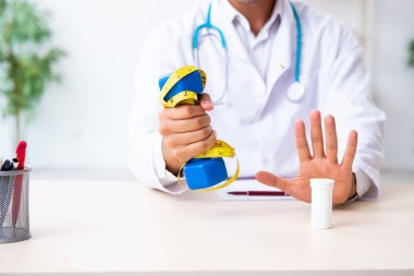 Genç erkek doktor spor ve diyet konsepti