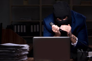 Erkek çalışan ofis gece bilgi çalmak