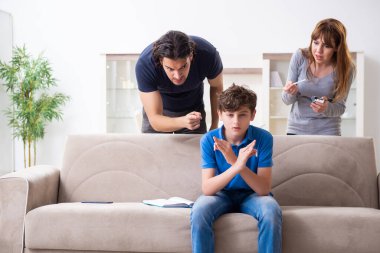 Genç bir çocuk ve ailesiyle sigara içme kavramı