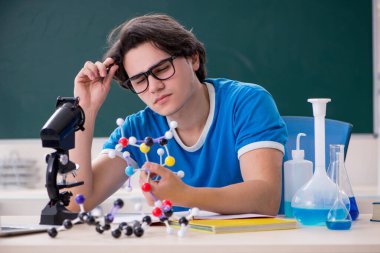 Sınıftaki genç erkek öğrenci.