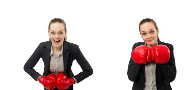 Beyazlara izole edilmiş boks eldivenli iş kadını