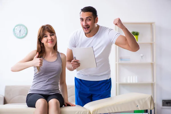 Jeune femme visitant le médecin physiothérapeute masculin — Photo