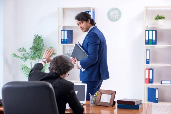 Chefe e o seu assistente a trabalhar no escritório — Fotografia de Stock