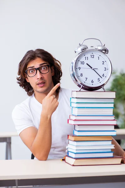 Jonge mannelijke student zit in de klas — Stockfoto