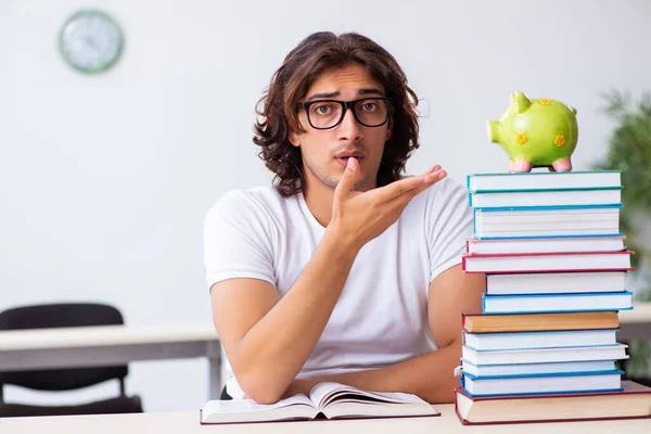 Mladý muž student sedí ve třídě — Stock fotografie