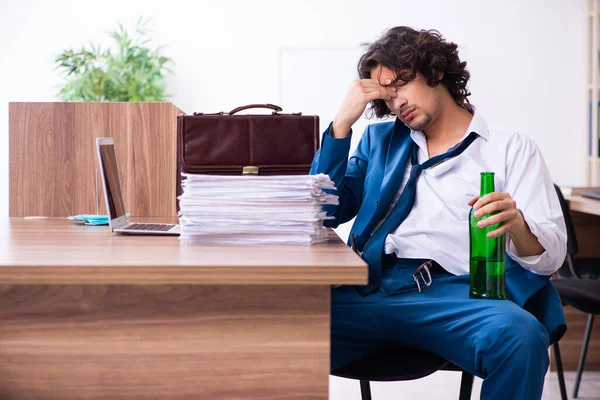 Młody pijany pracownik w biurze — Zdjęcie stockowe