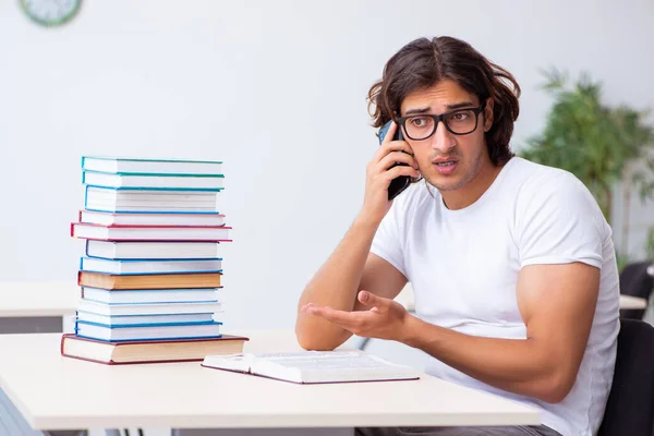 Ung manlig student sitter i klassrummet — Stockfoto