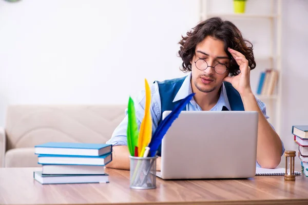 Jovem escritor trabalhando em seu novo trabalho — Fotografia de Stock