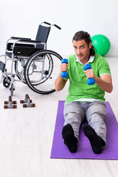 車椅子の若い男が屋内で演習を行う — ストック写真