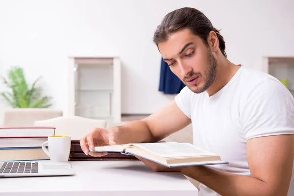 Junge männliche Studenten bereiten sich zu Hause auf Prüfungen vor — Stockfoto