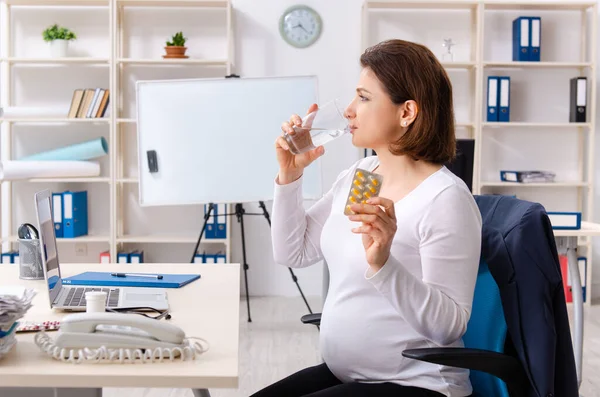 Vecchia donna incinta che lavora in ufficio — Foto Stock