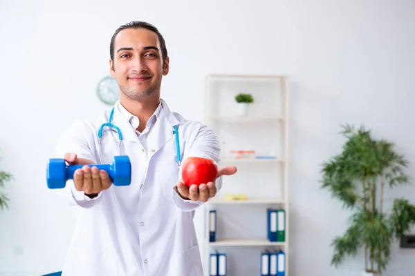 Giovane medico maschile nello sport e concetto di dieta — Foto Stock