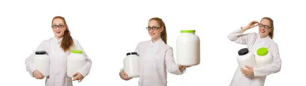 Giovane medico di sesso femminile con barattolo di proteine isolato su bianco — Foto Stock