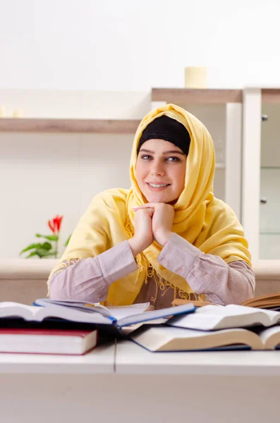 Étudiante en hijab se préparant aux examens — Photo