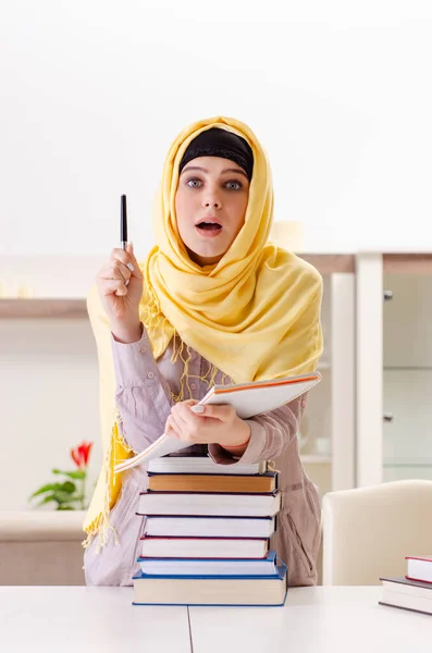 Студентка в хиджабе готовится к экзаменам — стоковое фото