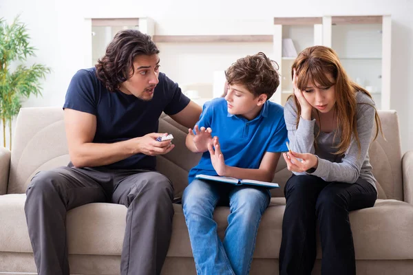 Conceito de menor de idade fumando com menino e família — Fotografia de Stock