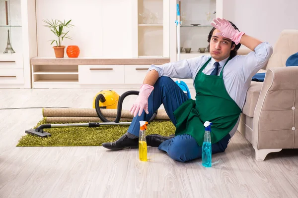 Νεαρός επιχειρηματίας καθαρίζει το σπίτι — Φωτογραφία Αρχείου