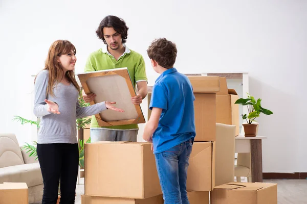 Young family moving to new flat — Stock Photo, Image