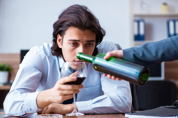 Manlig anställd dricker alkohol och röker cigaretter på workpla — Stockfoto