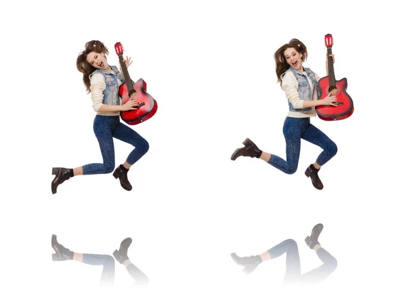 Joven chica sonriente con guitarra aislada en blanco — Foto de Stock