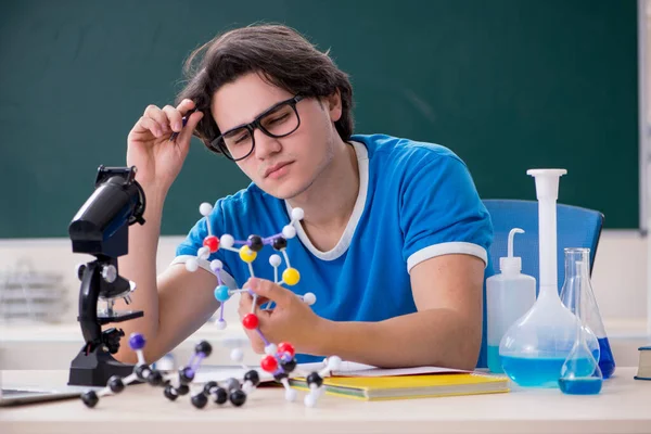 Joven estudiante masculino en el aula —  Fotos de Stock