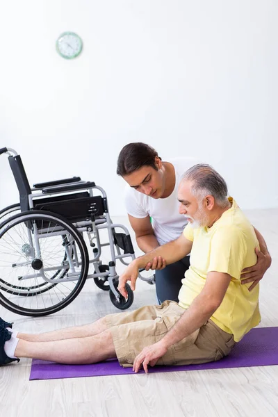 Alter verletzter Mann macht Übungen im Haus — Stockfoto