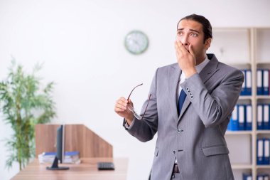 Ofisteki mutsuz erkek işadamı.