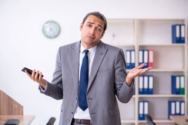 Ofisteki mutsuz erkek işadamı.