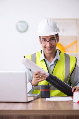 Ofiste çalışan genç erkek mimar.