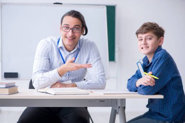 Genç erkek öğretmen ve çocuk sınıfta.