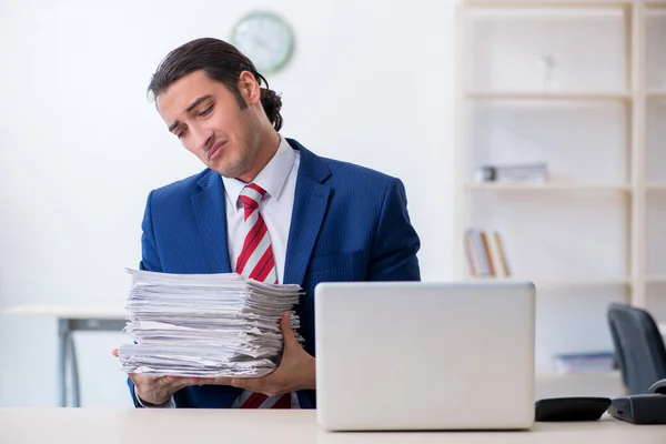 Young male businessman sitting in the office — Stock Photo, Image