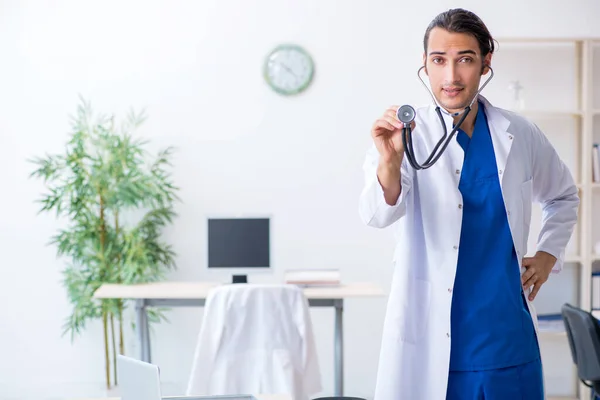 Junger Arzt arbeitet in der Klinik — Stockfoto