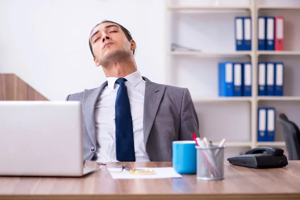 Homme d'affaires malheureux dans le bureau — Photo