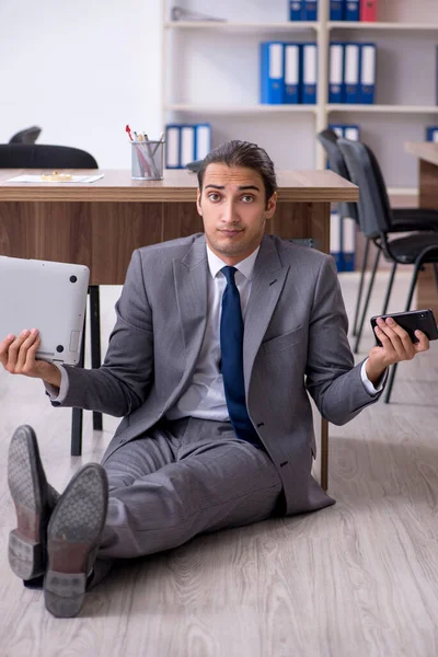 Unglücklicher männlicher Geschäftsmann im Büro — Stockfoto