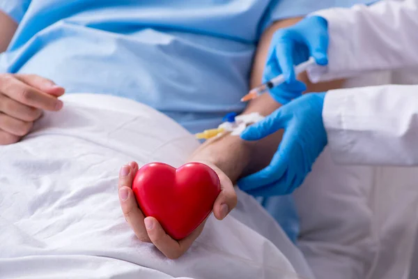 Männlicher Patient bekommt Bluttransfusion in Klinik — Stockfoto