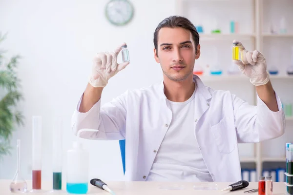 Joven químico masculino trabajando en el laboratorio —  Fotos de Stock