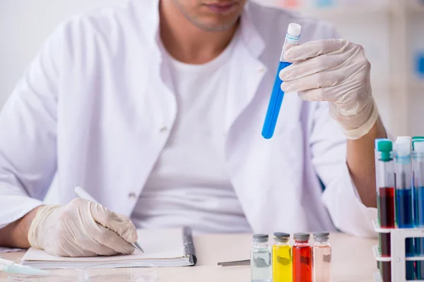 Joven químico masculino trabajando en el laboratorio —  Fotos de Stock