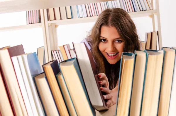 Giovane studentessa che si prepara per gli esami in biblioteca — Foto Stock