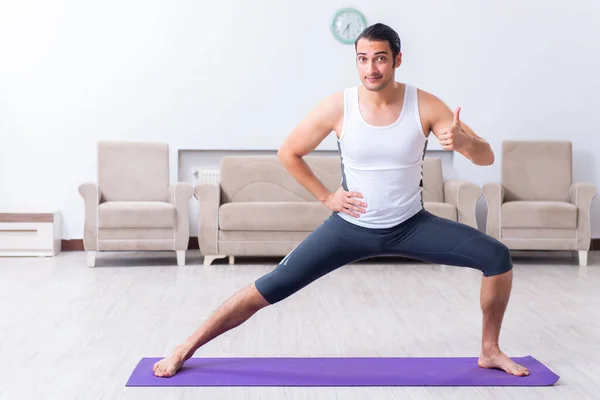 Junger Mann trainiert und trainiert zu Hause — Stockfoto