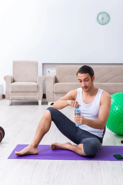 Jongeren thuis trainen en trainen — Stockfoto