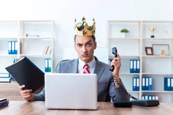 Rey hombre de negocios en su lugar de trabajo — Foto de Stock