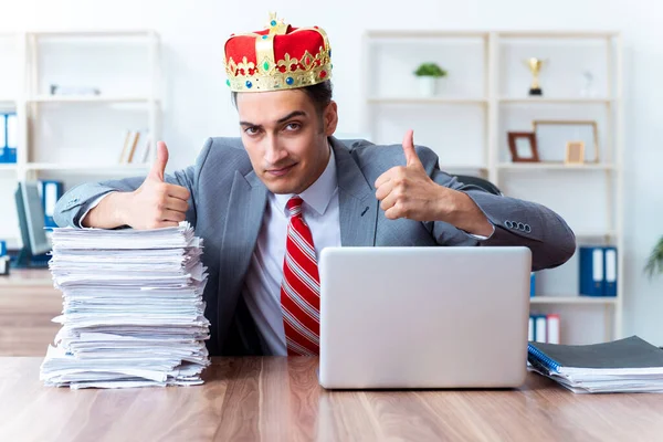 King businessman at his workplace — Stock Photo, Image