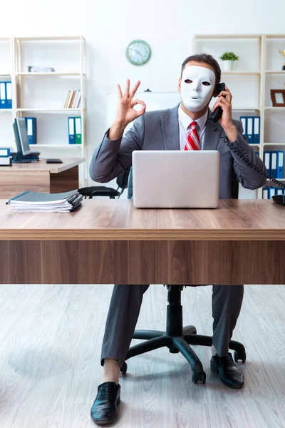 Affärsman bär mask i hyckleri koncept — Stockfoto