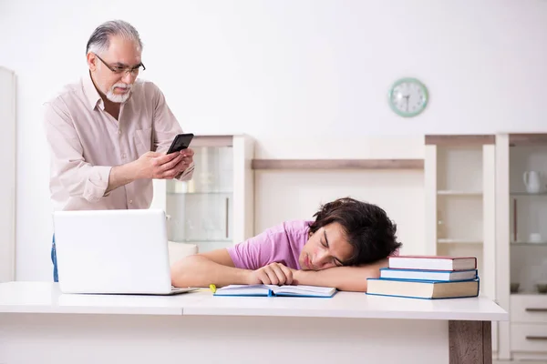 Vieux père aider son fils dans la préparation de l'examen — Photo