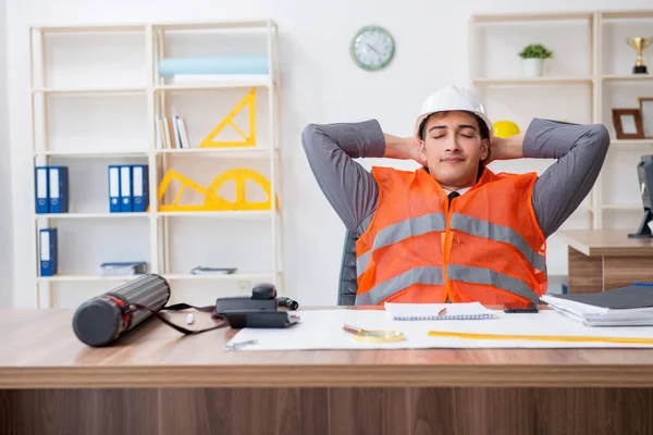 Junger männlicher Architekt arbeitet im Büro — Stockfoto