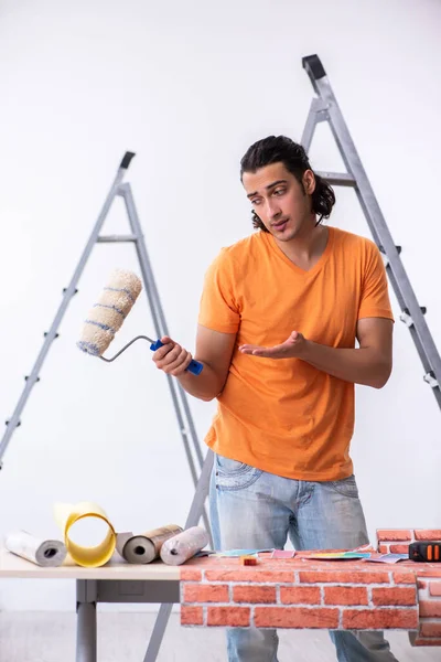 Joven contratista haciendo renovación en casa — Foto de Stock