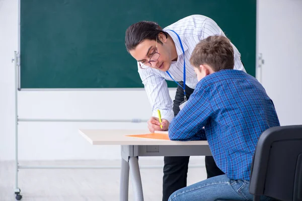 Fiatal férfi tanár és fiú az osztályteremben — Stock Fotó