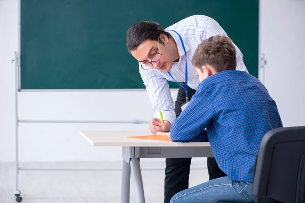 Giovane insegnante maschio e ragazzo in classe — Foto Stock