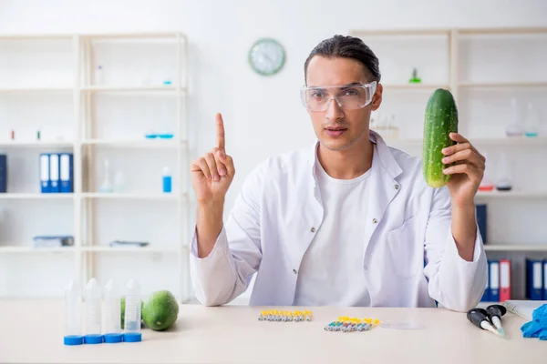 研究室での男性栄養専門家の試験野菜 — ストック写真